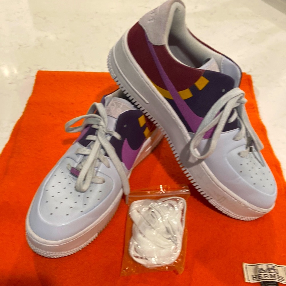 SUPER COOL NIKE AIR BARELY WORN COMPHY KICKS